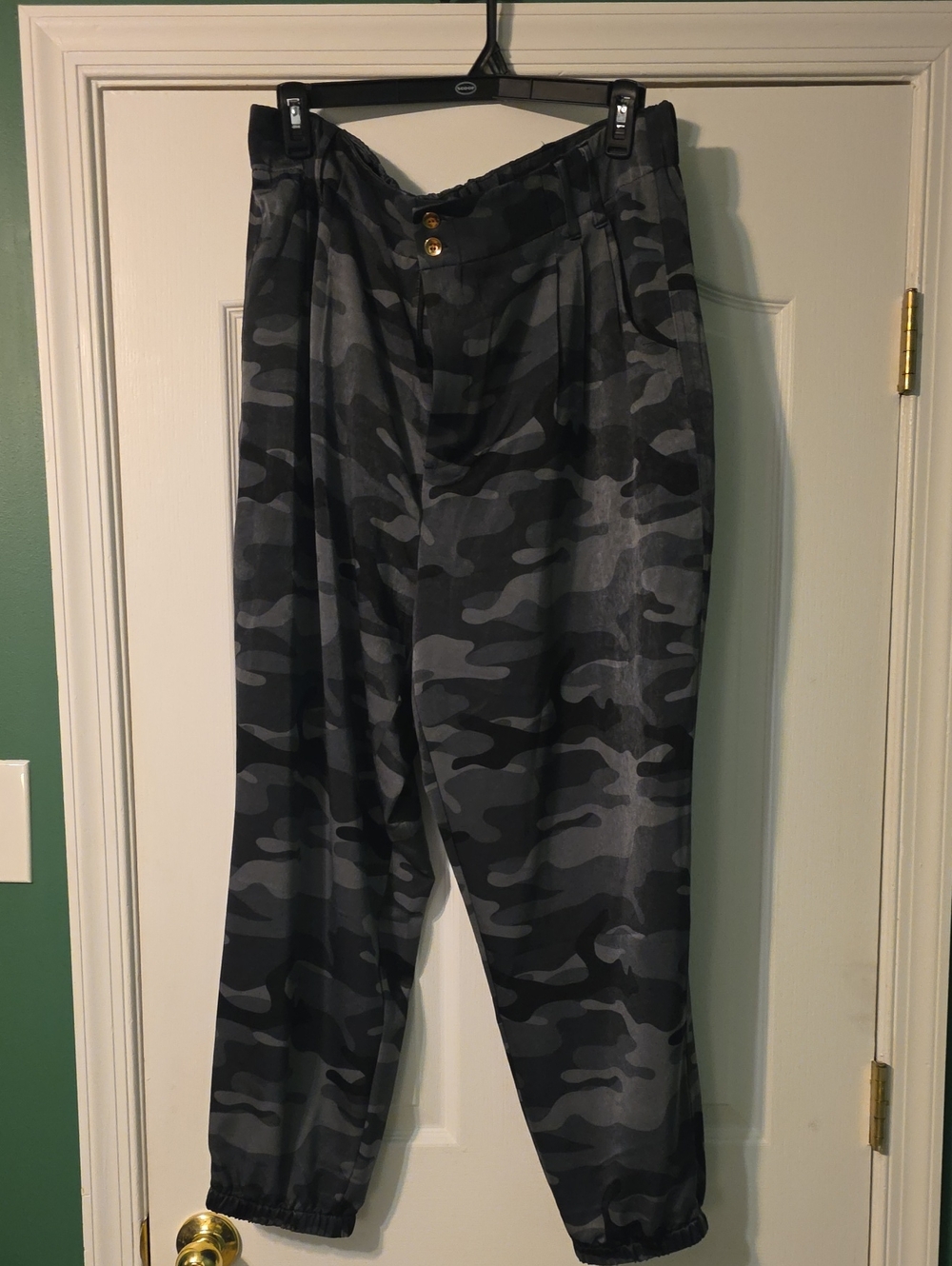 Time and Tru Women's Gray Camo Cargo Joggers